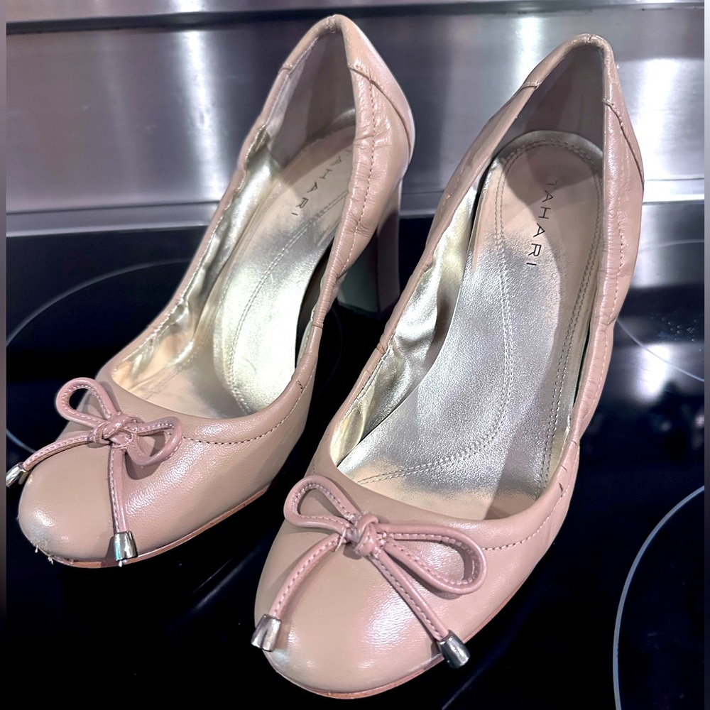 Tahari Livvy Women's Toast  Leather Nude Shoes 8M Pumps